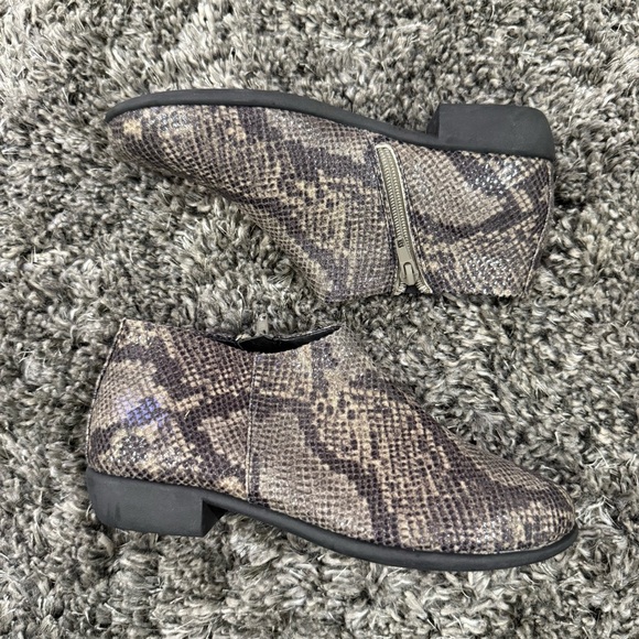 Aerosoles Women's Sophia Faux Leather Snakeskin Booties Gray Size 7 - Picture 2 of 7